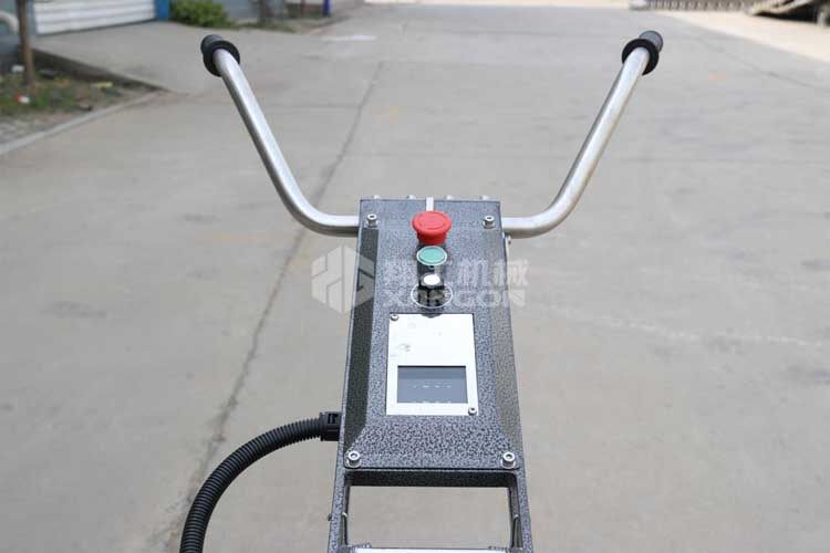 拋光機是為了讓地面表面有光澤，需要先研磨后才可以拋光。拋光分為粗拋和精拋，這時候可以使用拋光機，配合拋光墊，提高地面的光澤度。高速地坪拋光機讓你輕松完成地坪拋光工作，提高地坪亮度。