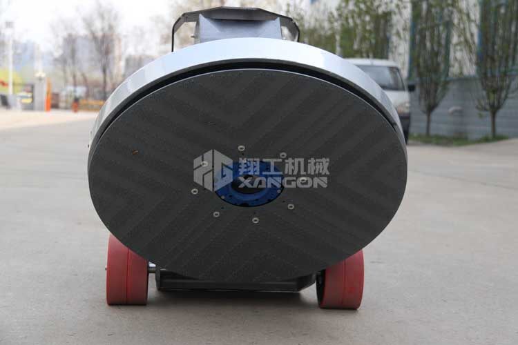 拋光機是為了讓地面表面有光澤，需要先研磨后才可以拋光。拋光分為粗拋和精拋，這時候可以使用拋光機，配合拋光墊，提高地面的光澤度。高速地坪拋光機讓你輕松完成地坪拋光工作，提高地坪亮度。