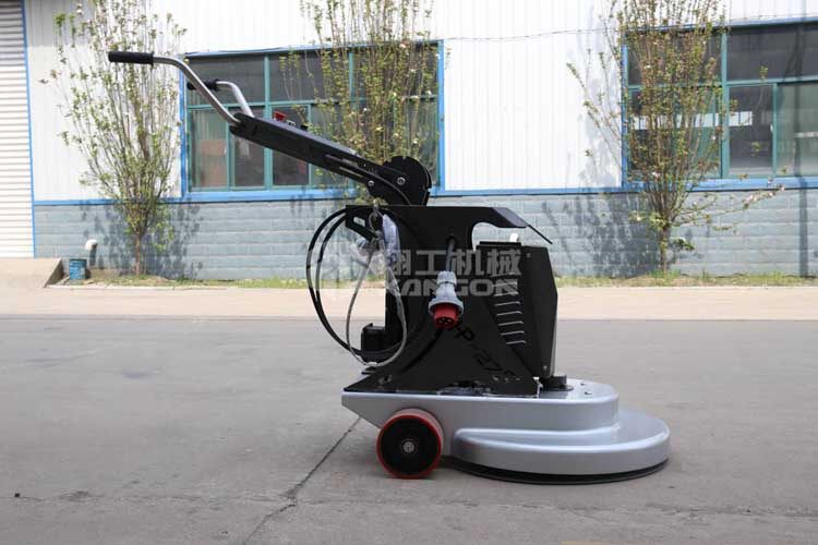 拋光機是為了讓地面表面有光澤，需要先研磨后才可以拋光。拋光分為粗拋和精拋，這時候可以使用拋光機，配合拋光墊，提高地面的光澤度。高速地坪拋光機讓你輕松完成地坪拋光工作，提高地坪亮度。